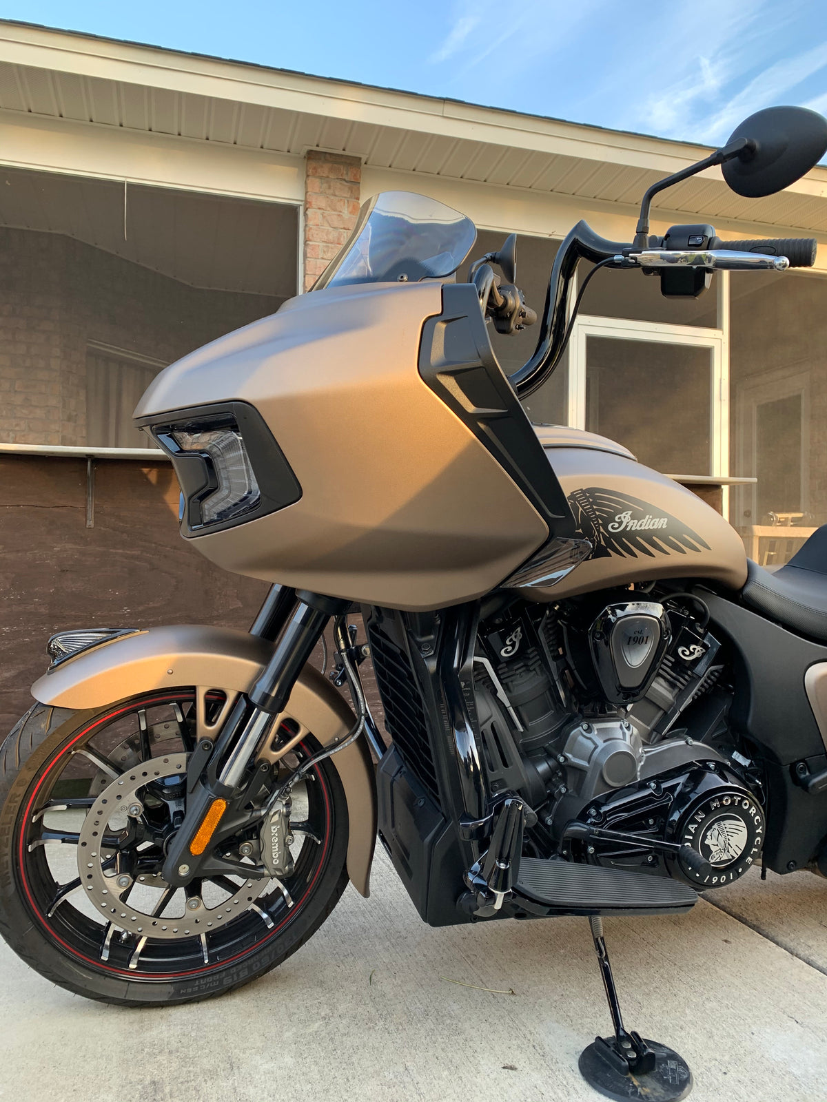 Comanche Bagger for '20-26 Challenger | Indian Handlebars
